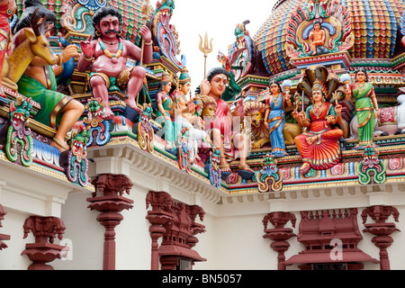 Bunte religiöse Figuren zieren den Sri Mariamman Hindu-Tempel in Singapur Stockfoto