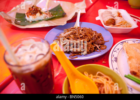 Chinesische Malay Straßenhändler Essen - Nyonya Kuih Pie Tee Hüte, Char Kuey Teow, Popia, Curry Laksa, Kaya Toast, Hainan Kaffee Stockfoto