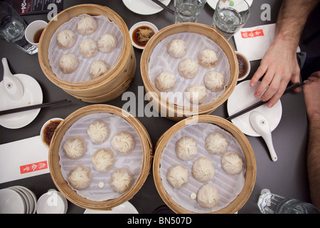 Essen Xiao Long Bao gedämpfte Knödel an die weltberühmte Din Tai Feng Restaurant Malaysia Stockfoto