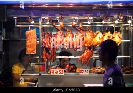 Grill-Ente und Huhn hängen vom Huhn mit Reis Stand in Bedok Hawker Center in Singapur Stockfoto