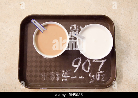 Süße Mandel Suppe und Haselnuss-Suppe bei einem berühmten Hawker stehen in Singapurs Chinatown Stockfoto