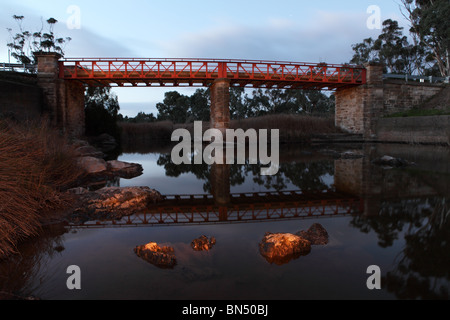 Landschaftsbilder einer Brücke über einen Fluss mit Felsen ragen aus dem Wasser Stockfoto