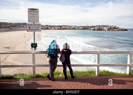 Rucksacktouristen am Bondi Beach in Sydney, Australien Stockfoto