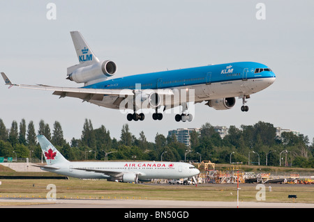 Ein KLM (Royal Dutch Airlines) McDonnell Douglas MD-11 Jet Airliner Landung in Vancouver International Airport (YVR). Stockfoto