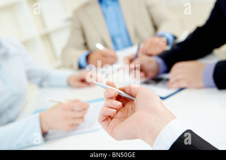 Nahaufnahme der menschlichen Hand mit Stift auf Dokument Stockfoto