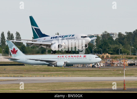 Ein Westjet Airlines Boeing 737 Jet Airliner im Endanflug zur Landung in Vancouver International Airport (YVR). Stockfoto