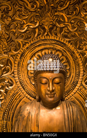 Eine komplizierte vergoldeten Buddha-Statue an der Buddha Tooth Relic Temple in Singapur Stockfoto