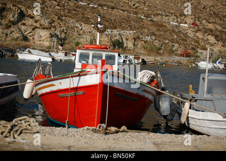 roten Fischerboot angedockt an der Küste in Mykonos Griechenland Stockfoto