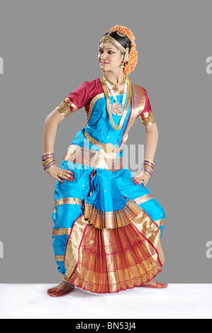 Eine Haltung in Bharat Natyam männlich darstellen Stockfoto