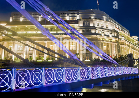 Cavenagh Brücke und Fullerton Hotel Singapore Stockfoto