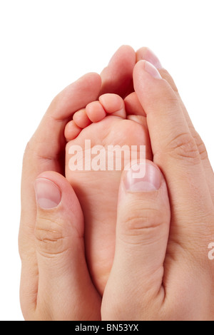 Foto von Baby Fuß zwischen Vaters Handflächen isoliert auf weißem Hintergrund Stockfoto