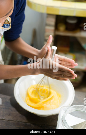Schlagen von Eiern Stockfoto