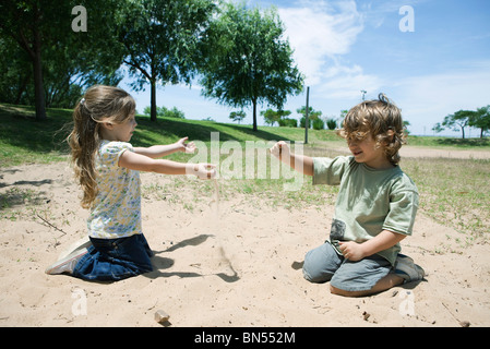Kleine Kinder spielen im Sand im park Stockfoto