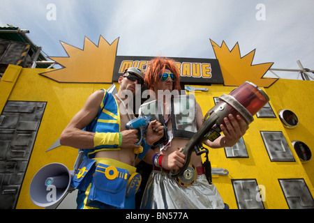 Darsteller "Orakel" und "Flaginator" aus der Mikro-Rave im Shangri-La auf dem Glastonbury Festival 2010 Stockfoto