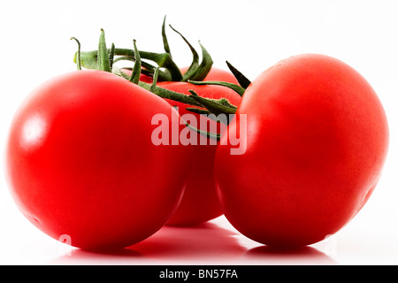 Nahaufnahme von drei rote Tomaten auf weißem Hintergrund Stockfoto