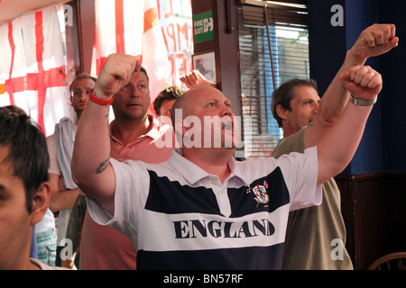 England Fußball-Fans beobachten die 2010 WM-Spiel gegen Deutschland in einem Londoner pub Stockfoto