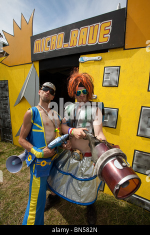 Darsteller "Orakel" und "Flaginator" aus der Mikro-Rave im Shangri-La auf dem Glastonbury Festival 2010 Stockfoto