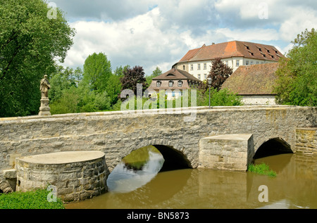 Die vor kurzem restaurierte alte Aisch Brücke, Höchstadt/Aisch, Middle Franconia, Bayern, Deutschland. Stockfoto