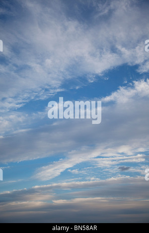 Wolken am Abendhimmel bilden. Stockfoto