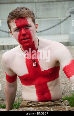 Ein England-Fußball-Fan malt sich mit dem St George Cross Flagge. Stockfoto