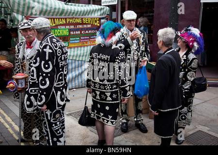 Pearly Kings und Queens im East End von London. Sie sind eine organisierte gemeinnützige Tradition der Arbeiterkultur in London Stockfoto