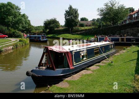 England, Cheshire, Stockport, Marple, schmale Boote an Kreuzung von Macclesfield und Peak Forest Kanälen Stockfoto