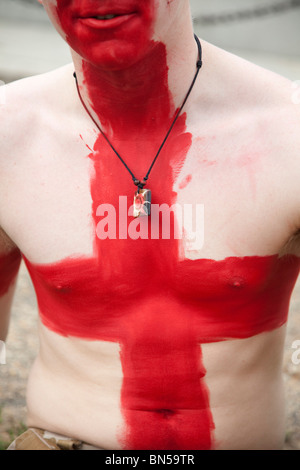 Ein England-Fußball-Fan malt sich mit dem St George Cross Flagge. Stockfoto