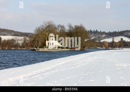 Blick zur Tempelinsel im Schnee vom Leinpfad über Themse mit Chiltern Hills hinter Henley on Thames, Oxfordshire Stockfoto