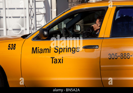 Miami Springs Taxi für eine Fahrt am Ocean Drive, Miami Beach, Florida Stockfoto