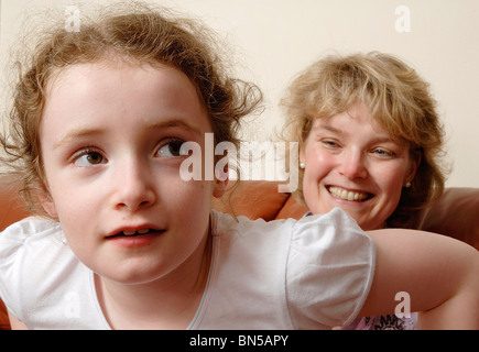 Margaret Lambton mit ihrer autistischen Tochter Harriet, im Alter von 8 Jahren in Brampton, Cambridgeshire Stockfoto