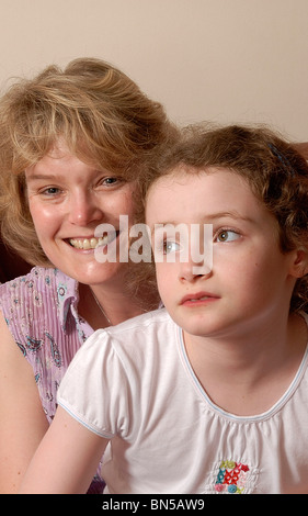 Margaret Lambton mit ihrer autistischen Tochter Harriet, im Alter von 8 Jahren in Brampton, Cambridgeshire Stockfoto