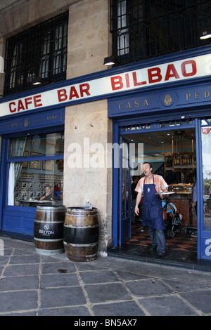 Kellner mit Tablett aus Tür der Plaza Nueva, Casca Viejo, Bilbao, Pais Vasco, Cafe Bar Bilbao, Baskenland, Spanien Stockfoto