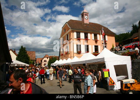 traditionelles fest in einem kleinen elsässischen Dorf in Frankreich Stockfoto