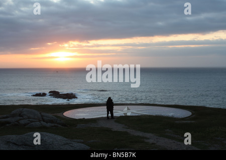 Paar große Standby Kompass Mosaik in der Nähe der Turm des Herkules bei Sonnenuntergang, A Coruna, La Coruna, Galicien, Spanien Stockfoto