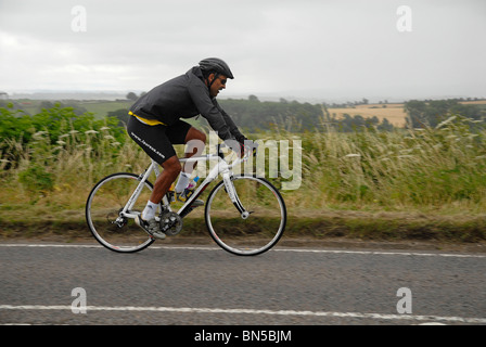 Daley Thompson mit Hochdruck in Buckinghamshire, während ein Radsport-Event. Stockfoto