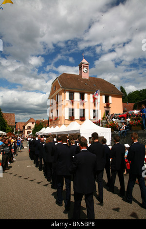 traditionelles fest in einem kleinen elsässischen Dorf in Frankreich Stockfoto