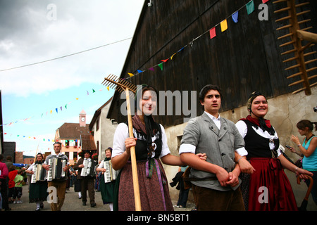 traditionelles fest in einem kleinen elsässischen Dorf in Frankreich Stockfoto