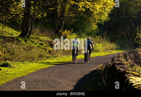 Paar der Radfahrer fahren auf der High Peak Trail in der Nähe von Wirksworth in Derbyshire Dales Teil des Peak District in England UK Stockfoto