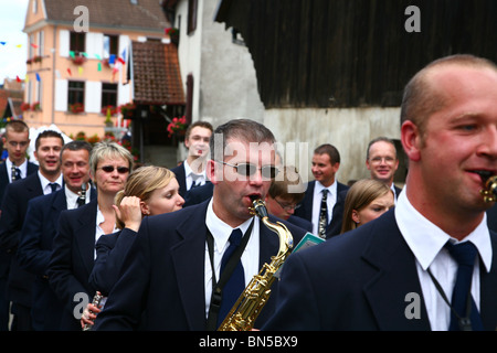 traditionelles fest in einem kleinen elsässischen Dorf in Frankreich Stockfoto