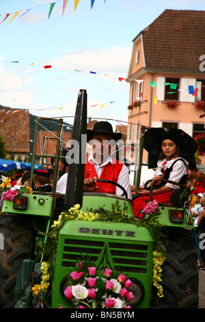 traditionelles fest in einem kleinen elsässischen Dorf in Frankreich Stockfoto