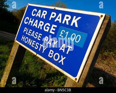 Parkplatz Ehrlichkeit Box Schild am schwarzen Felsen in der Nähe von Wirksworth in den Peak District Derbyshire England UK Stockfoto