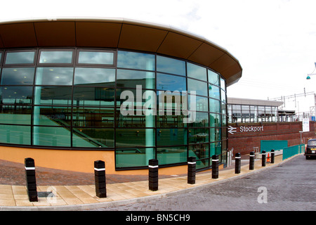 England, Cheshire, Stockport, Transport, Bahnhof, neue Passagier-Hall-außen Stockfoto