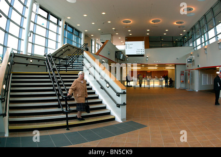 Großbritannien, England, Cheshire, Stockport, Transport, Bahnhof, neue Passagier Hall, Innenraum Stockfoto