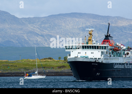 Caledonian Macbrayne Fähre die "Isle of Mull", vorbei an einer privaten Yacht beim Anflug auf Oban Harbour, Schottland, UK Stockfoto