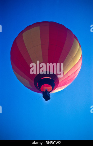 Heißluft-Ballon schwebt über Landschaft Stockfoto