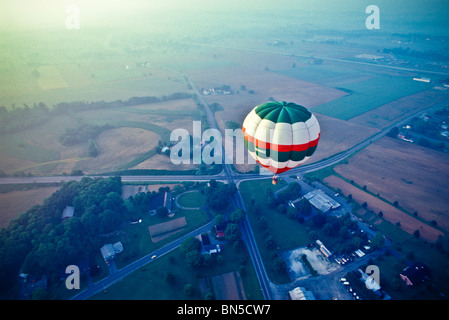 Heissluft Ballon Segelflug über Lancaster PA Feldern zu schweben. Stockfoto
