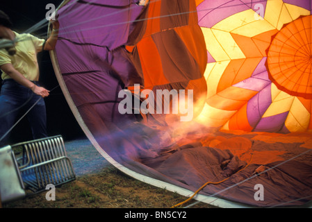 Am frühen Morgen Inflation der Heißluftballon Stockfoto