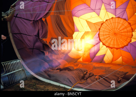 Am frühen Morgen Inflation der Heißluftballon Stockfoto