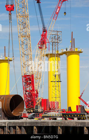 Herstellung der Grundlagen für off Shore Windkraftanlagen bei Dong Energy in BArrow in Furness, Cumbria, UK. Stockfoto