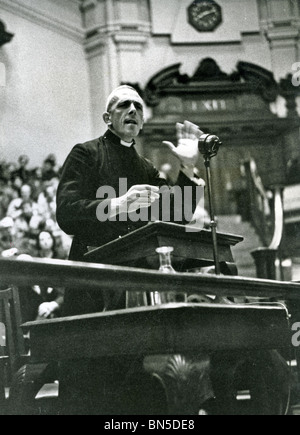 TREVOR HUDDLESTON (1913-98) anglikanischer Priester macht eine Anti-Apartheid-Rede an Westminster Central Hall etwa 1958 Stockfoto